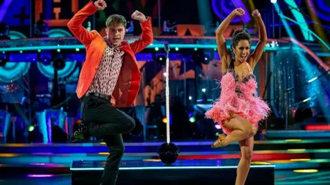 HRVY and Janette Manrara